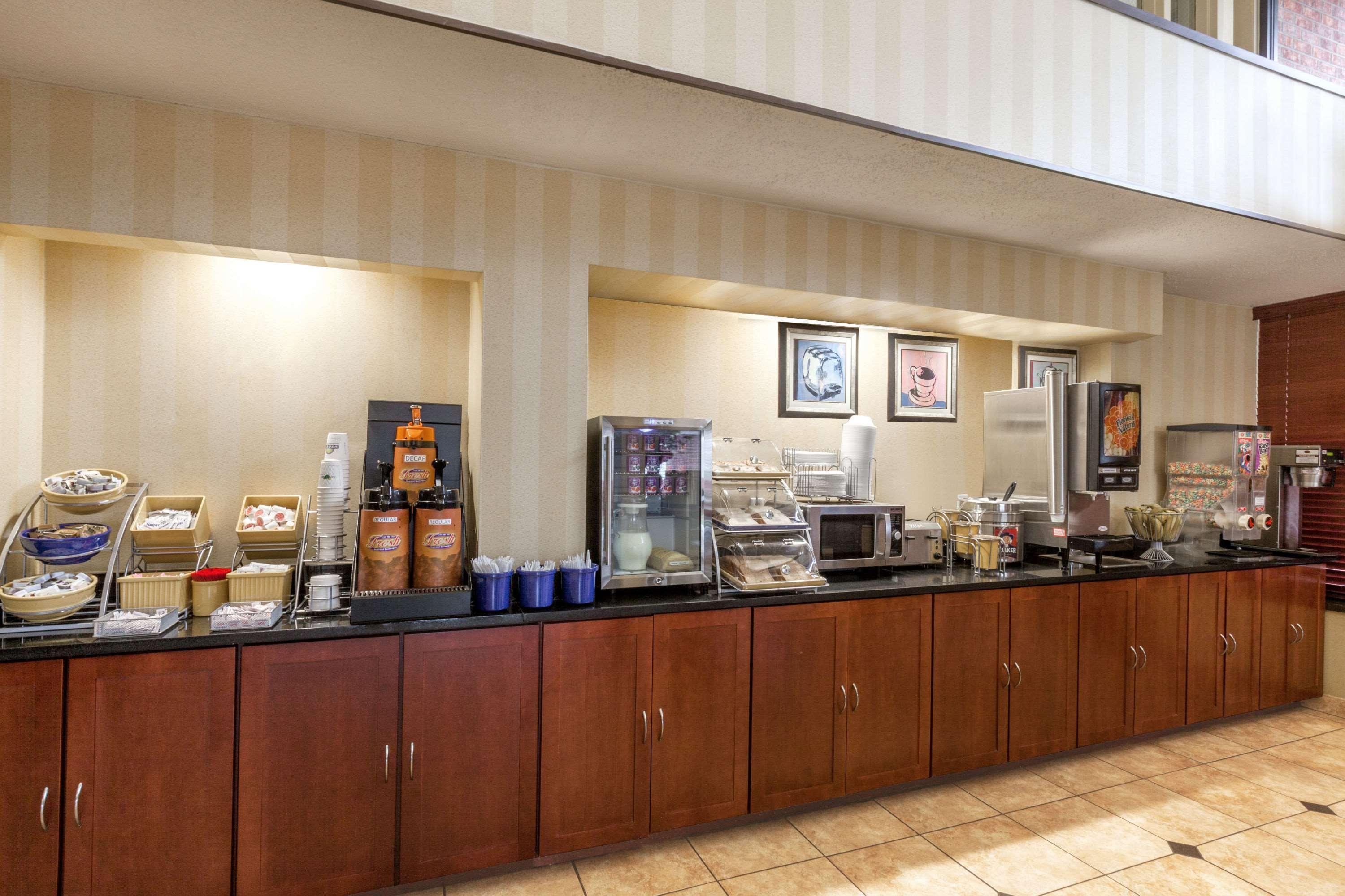 Days Inn By Wyndham Utica Exterior foto